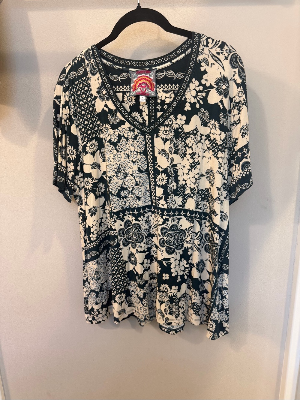 Johnny Was v-neck tunic. Size L - Picture 3 of 3